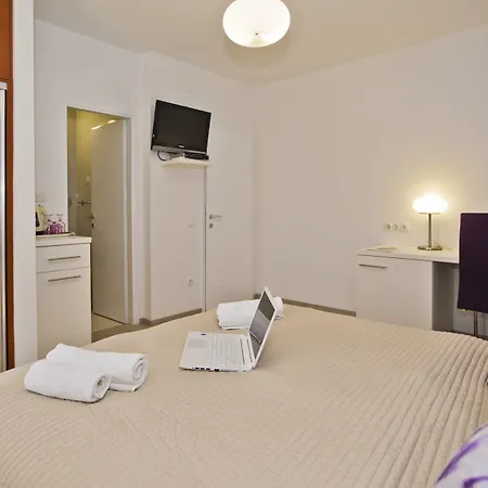 Violeta Hvar Χβαρ