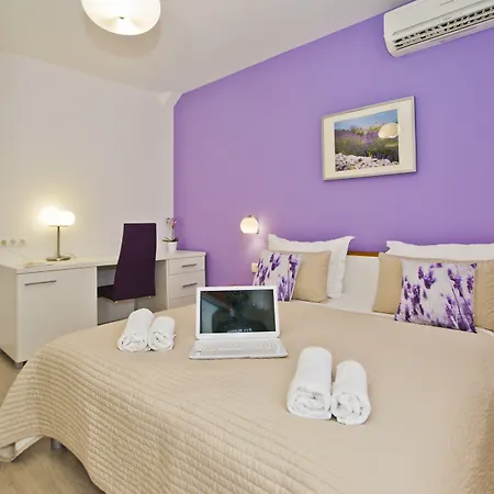 Violeta Hvar * Χβαρ