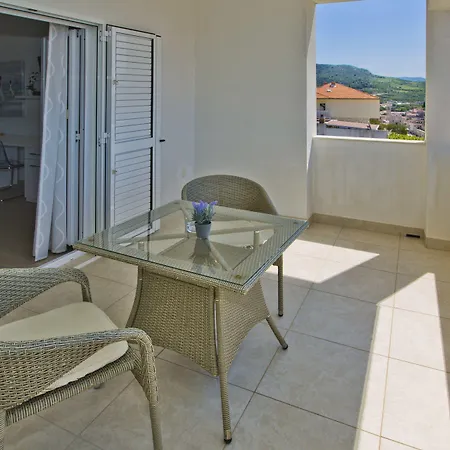 Violeta Hvar * Χβαρ