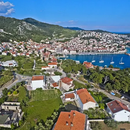 Violeta Hvar Χβαρ