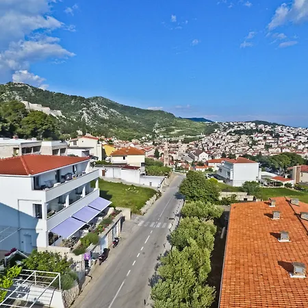 Violeta Hvar Χβαρ