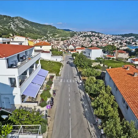 Violeta Hvar * Χβαρ