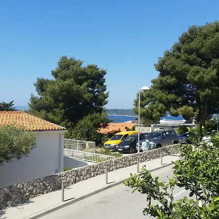 Violeta Hvar * Χβαρ