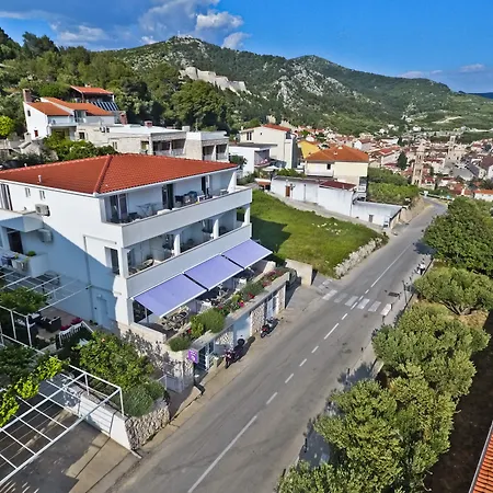 Violeta Hvar